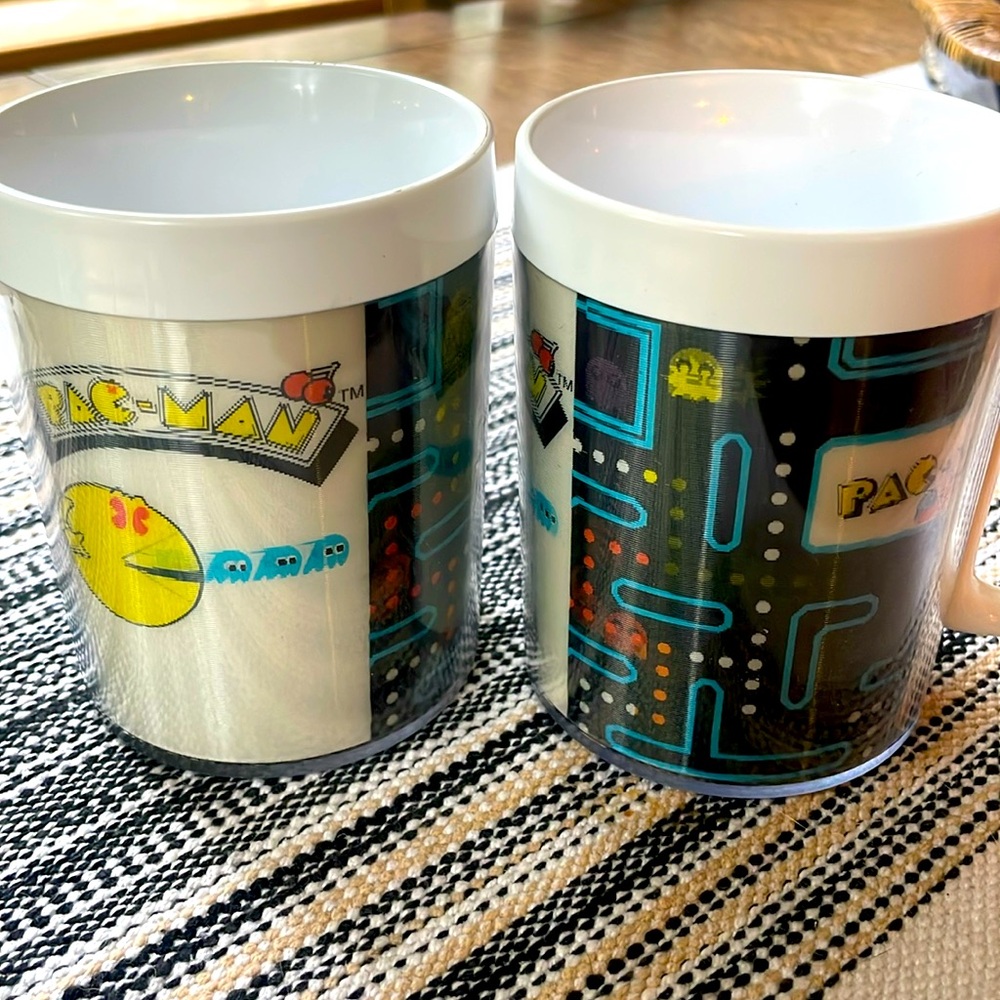 PAC-Man - 1980 holographic plastic cups Vintage. 80’s Pacman in great condition.